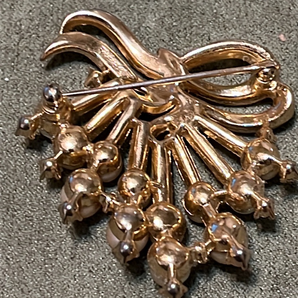 Vintage Trifari Pearl and Rhinestone Brooch - Picture 2 of 4